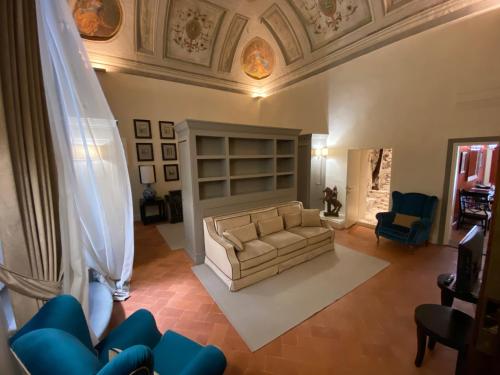 Luxury frescoed apartment in the center — 4-Star Luxury Hotel in Florence, Italy