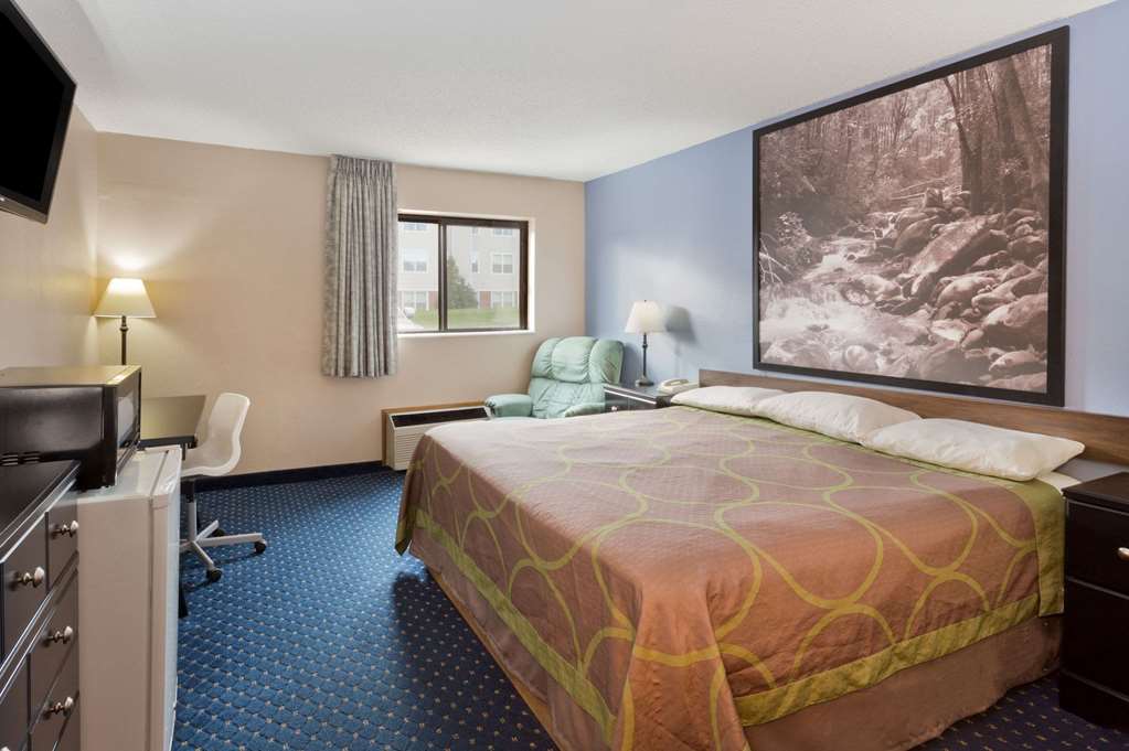 Super 8 by Wyndham Rockford I 90 Casino District - photo 6