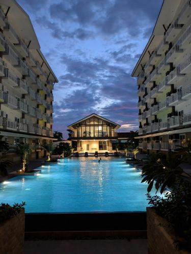 Budget Resort Stay Cebu Airport with Netflix pool gym and helpful host in Lapu-Lapu City, Philippines