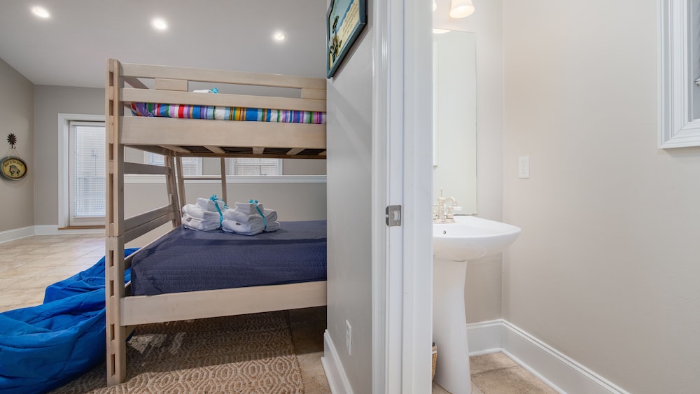 7420 Thomas Dr Seas The Day House — 4-Star Luxury Hotel in Panama City Beach, United States