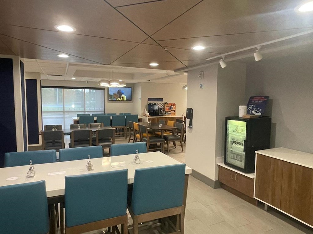 Holiday Inn Express & Suites Ft. Lauderdale N Exec Airport by IHG - photo 55