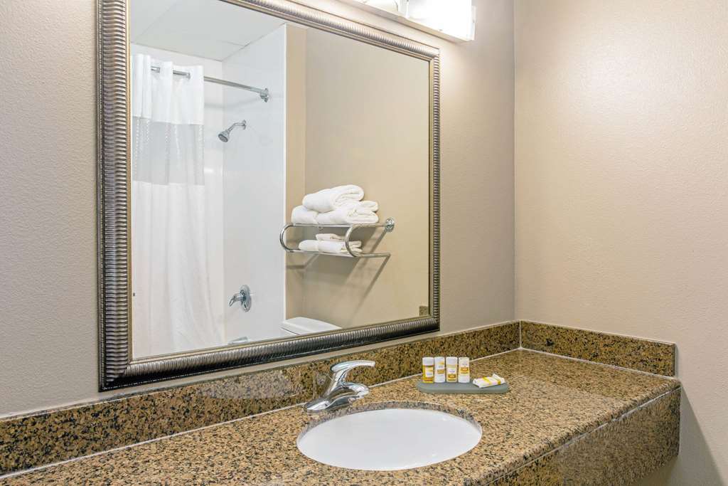 La Quinta Inn & Suites by Wyndham Biloxi - photo 30