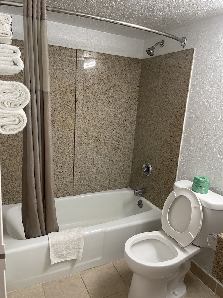 Regal 8 Inn & Suites - photo 18
