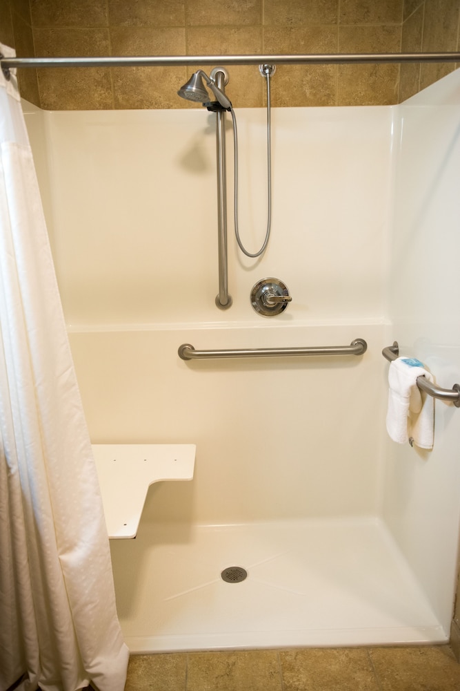 Holiday Inn Express Hotel & Suites Northwood by IHG - photo 17