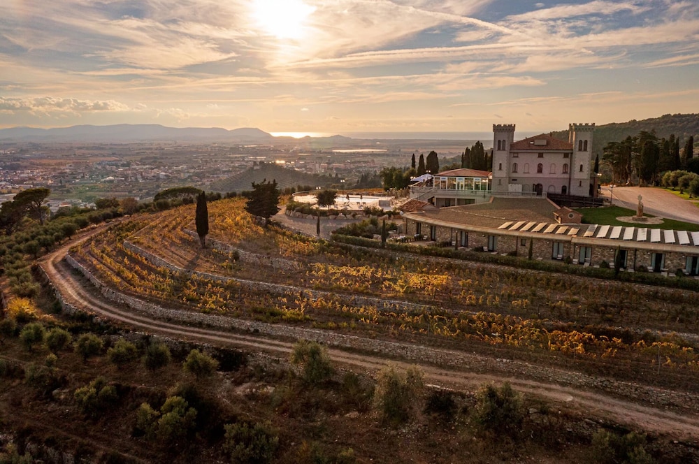 Castello Bonaria Wine & Spa Resort - carbon neutral hotel in Campiglia Marittima