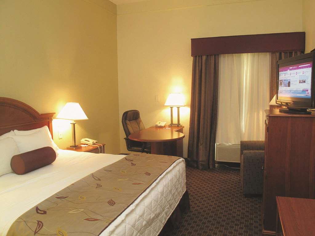 La Quinta Inn & Suites by Wyndham Kerrville - photo 18