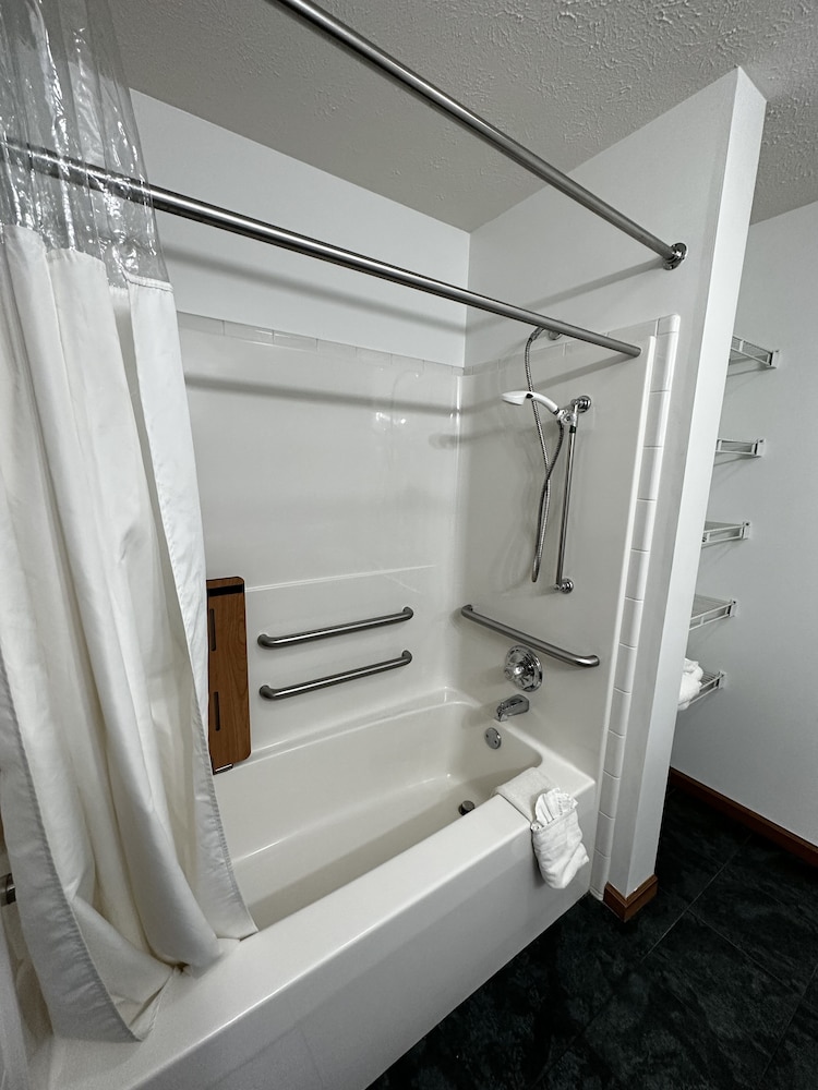 Attica Inn - photo 36