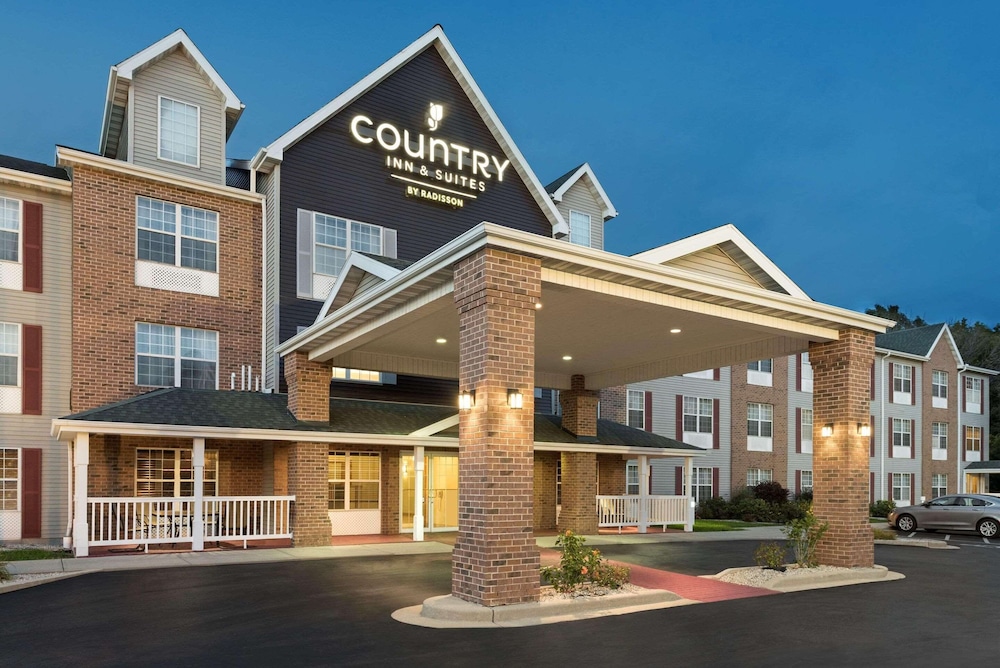 Country Inn & Suites by Radisson Milwaukee Airport WI - featured photo