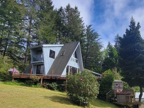 A Frame Cabin with Sauna Deja Vu — 4-Star Luxury Hotel in Brookings, United States