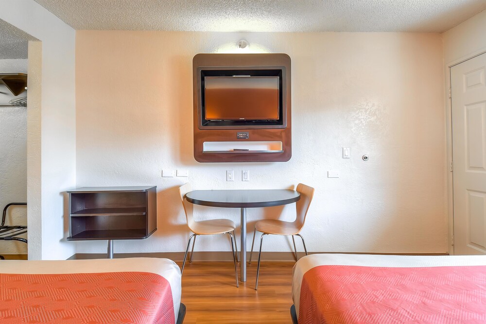 Motel 6 Los Angeles Long Beach - photo 12