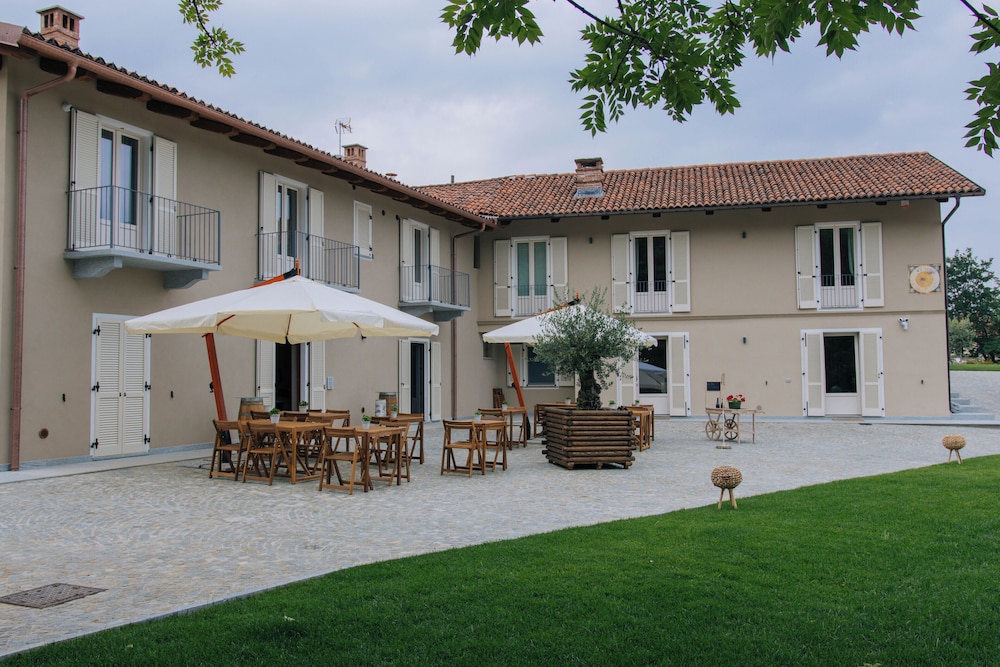 Agriturismo Agli ulivi — 4-Star Luxury Hotel in Saluzzo, Italy
