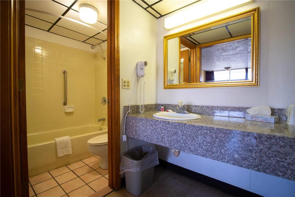 Days Inn by Wyndham Clinton - photo 11