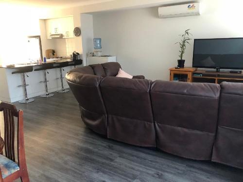 Water's Edge 4x4 Townhouse — 4-Star Luxury Hotel in Falcon, Australia