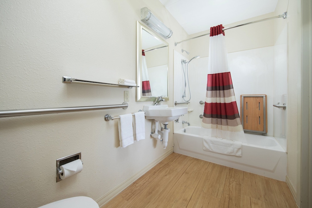 Red Roof Inn Cincinnati Northeast Blue Ash - photo 12