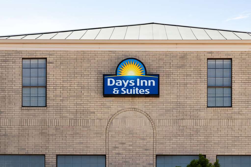Days Inn by Wyndham San Antonio Near Fiesta Park - photo 4