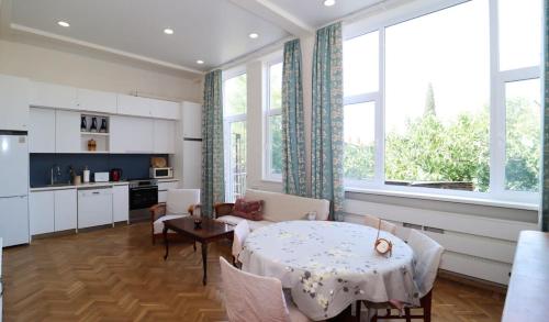 City Center Charm Family Apartment By Wehost