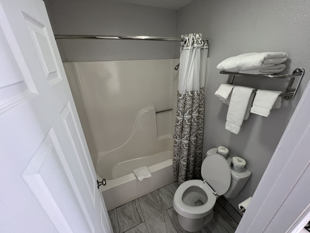 Days Inn by Wyndham Branson Near Theatre District - photo 12