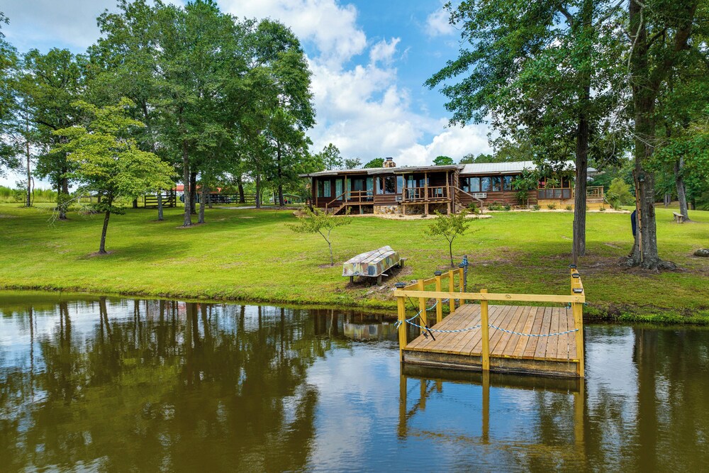 Spacious Buena Vista Cabin with Lake Views and Deck — 4-Star Luxury Hotel in Buena Vista, United States