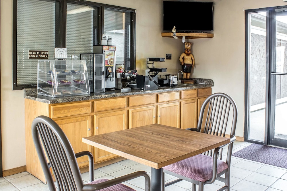 Le Mars Inn & Suites - photo 35