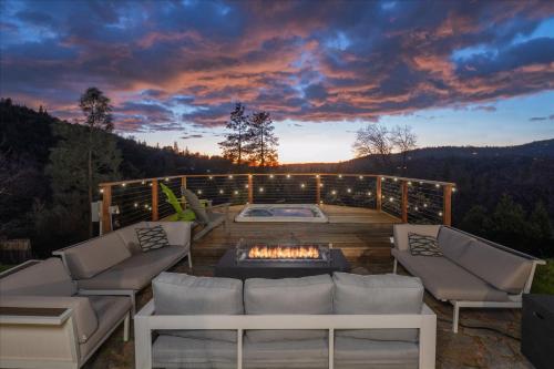 New Yosemite Dream Nest with HUGE views spa firepit pet friendly in Oakhurst, United States