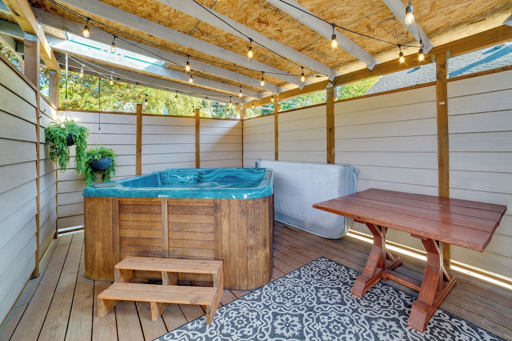 Hot Tub 5 Mi to Lumen Field World Cup Home Base — 4-Star Luxury Hotel in Seattle, United States