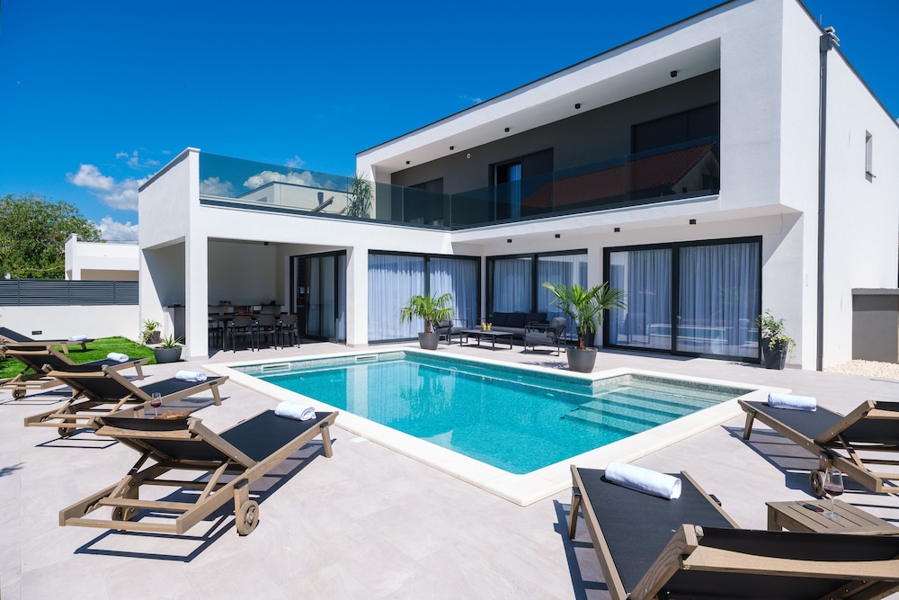 Villa Antonia — 4-Star Luxury Hotel in Kastel Stari, Croatia
