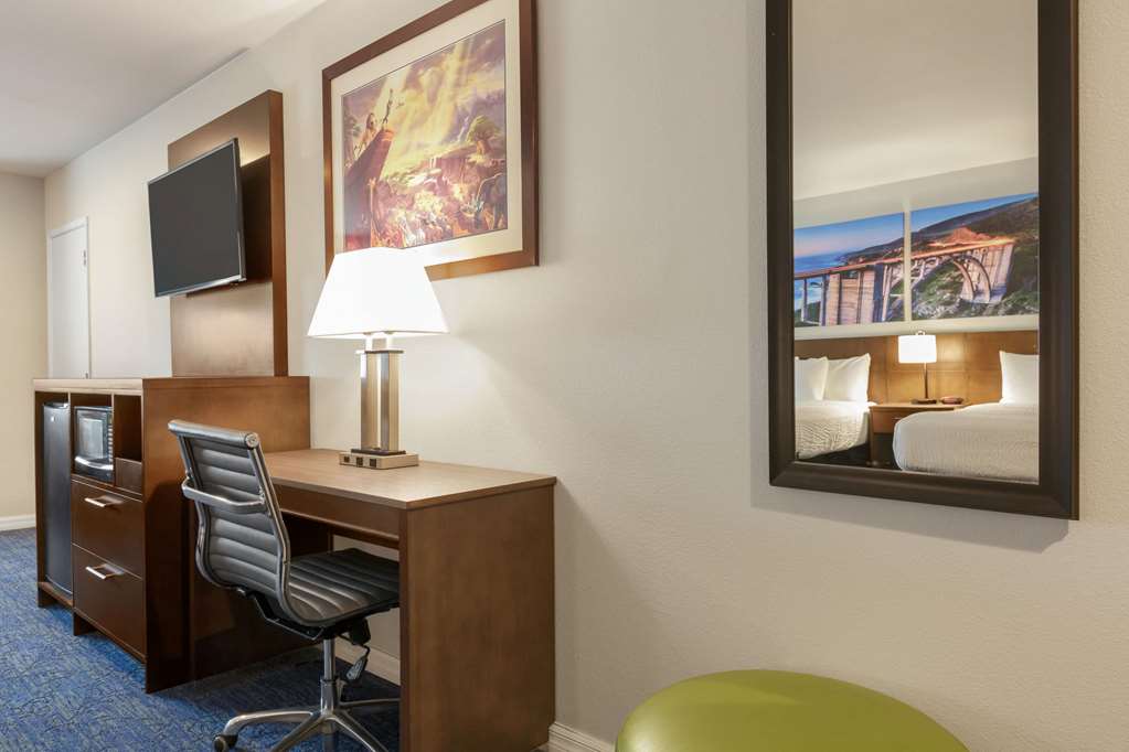 Days Inn & Suites by Wyndham Anaheim At Disneyland Park - photo 23