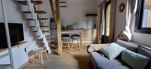 Le bord du lac in Unknown City, Réunion