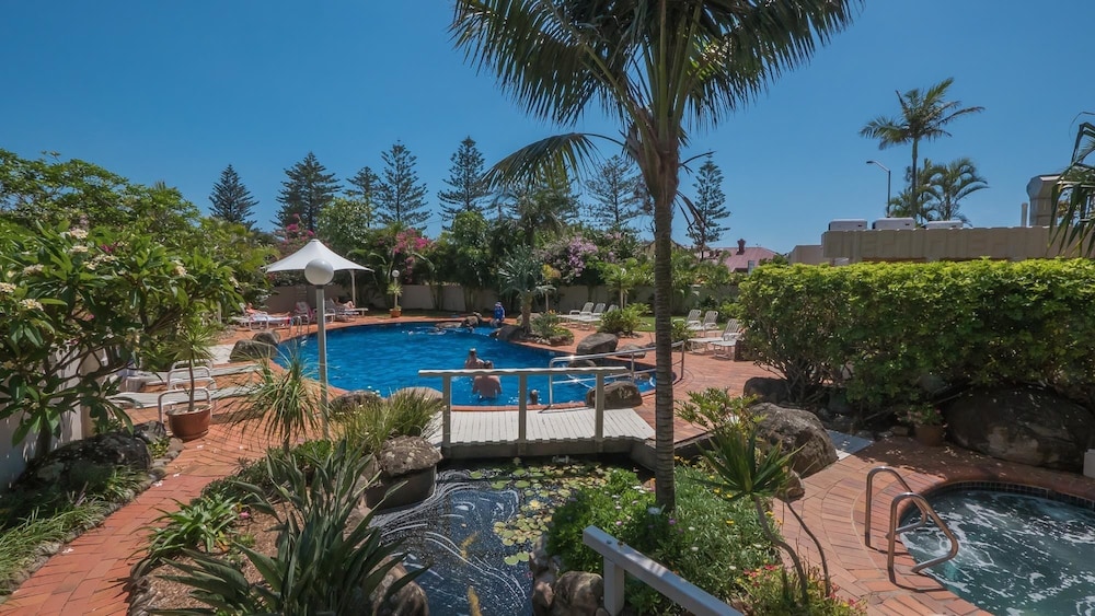 De Ville Apartments — 4-Star Luxury Hotel in Main Beach, Australia