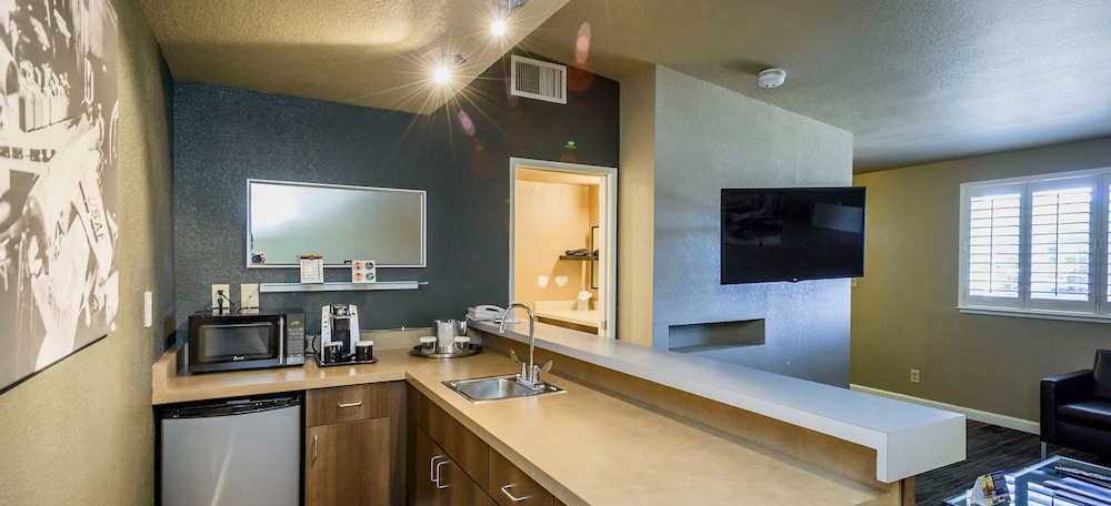 Lions Gate Hotel - photo 36