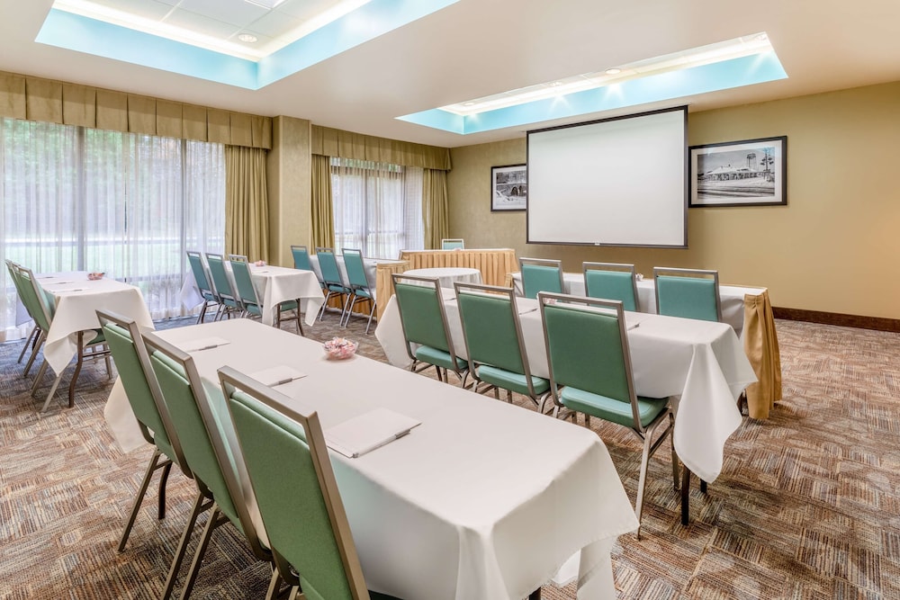Hampton Inn Manassas - photo 35