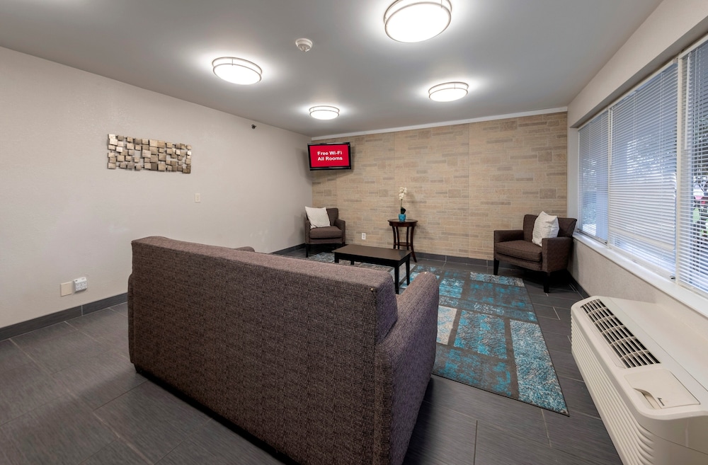 HomeTown Inn by Red Roof East Syracuse - photo 4