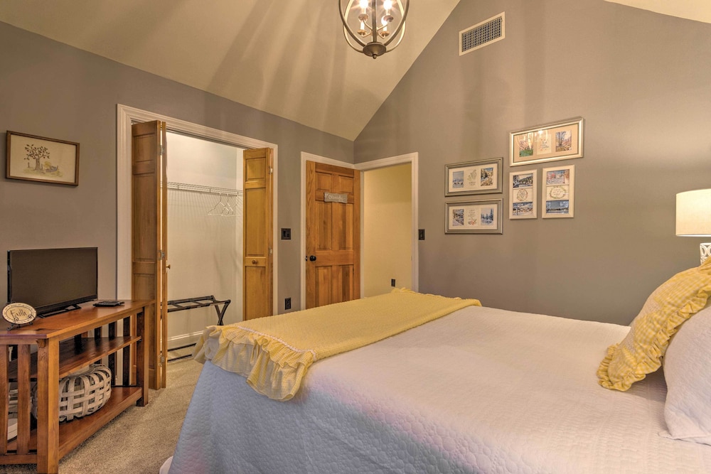 Boone Home with Fire Pit Near App Ski and Sugar Mtn — 4-Star Luxury Hotel in Boone, United States
