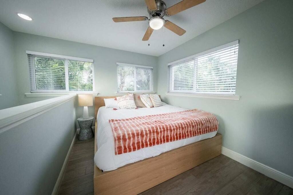 Beach house w Putting Green Game Rm Rooftop Deck — 4-Star Luxury Hotel in Cocoa Beach, United States