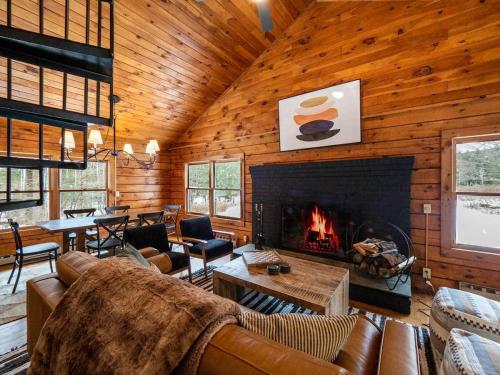 Berkshire Vacation Rentals: Private Cabin On Over 12 Acres Of Woods — 4-Star Luxury Hotel in Becket, United States