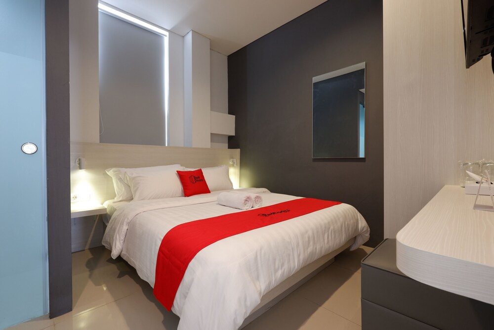RedDoorz Plus near Ciputra Mall Simpang Lima in Semarang, Indonesia