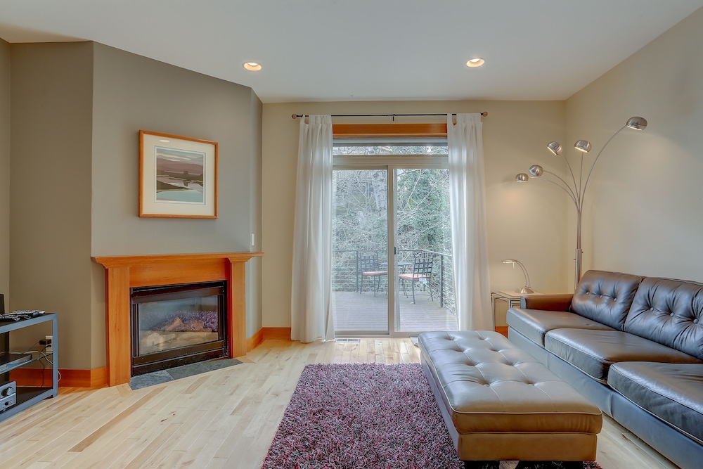 Spacious B2 Townhome with Fireplace and BBQ on the Deck by RedAwning - photo 12