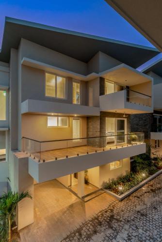 ELIVAAS Prive Suntuarios Casa Ikkebana 4 BHK With Jacuzzi Pvt Pool & Bar — 5-Star Luxury Hotel in Mormugao, India