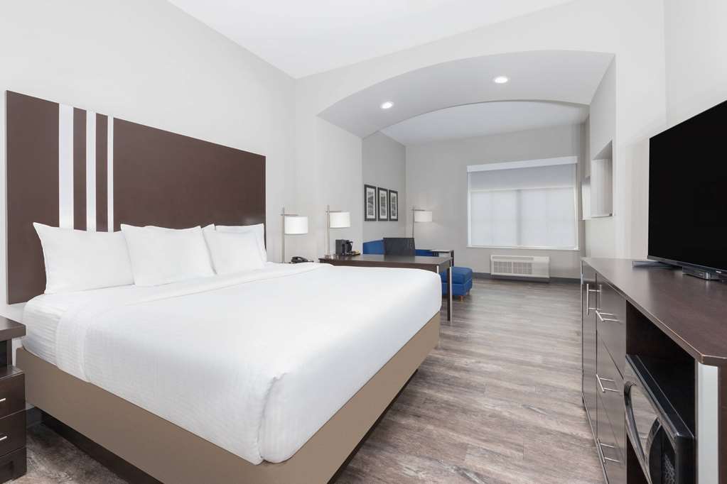 La Quinta Inn & Suites by Wyndham Tyler University Area - photo 11