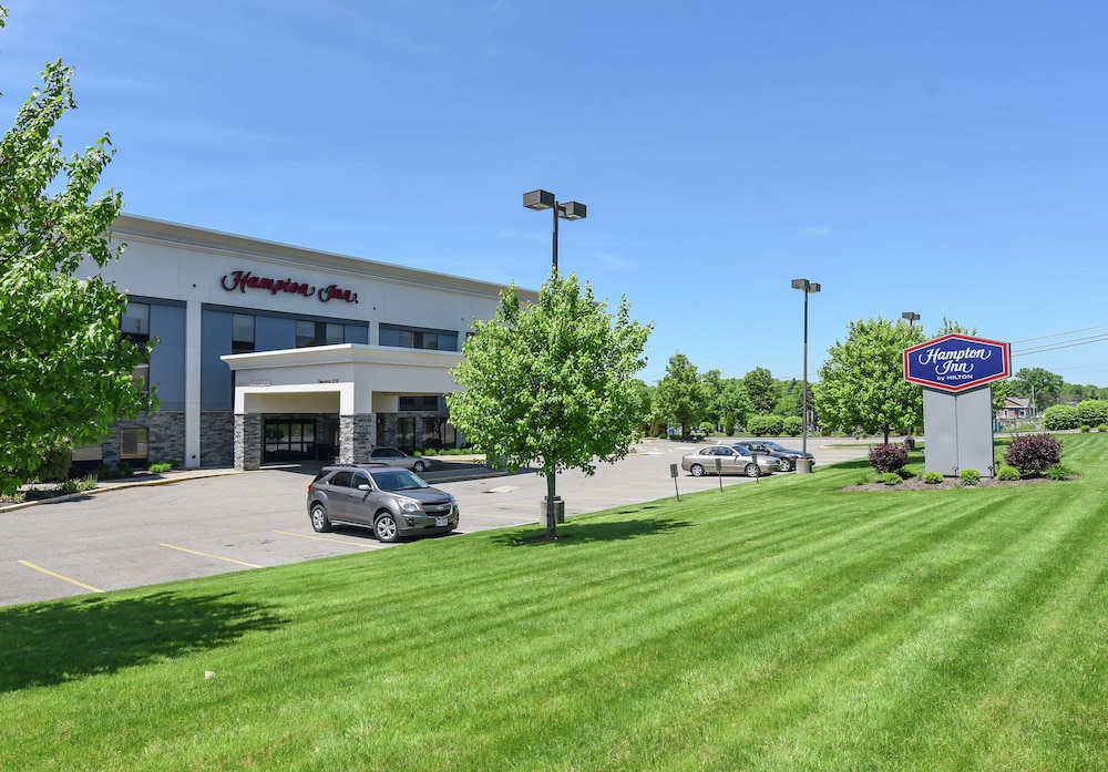 Hampton Inn Youngstown North - photo 42