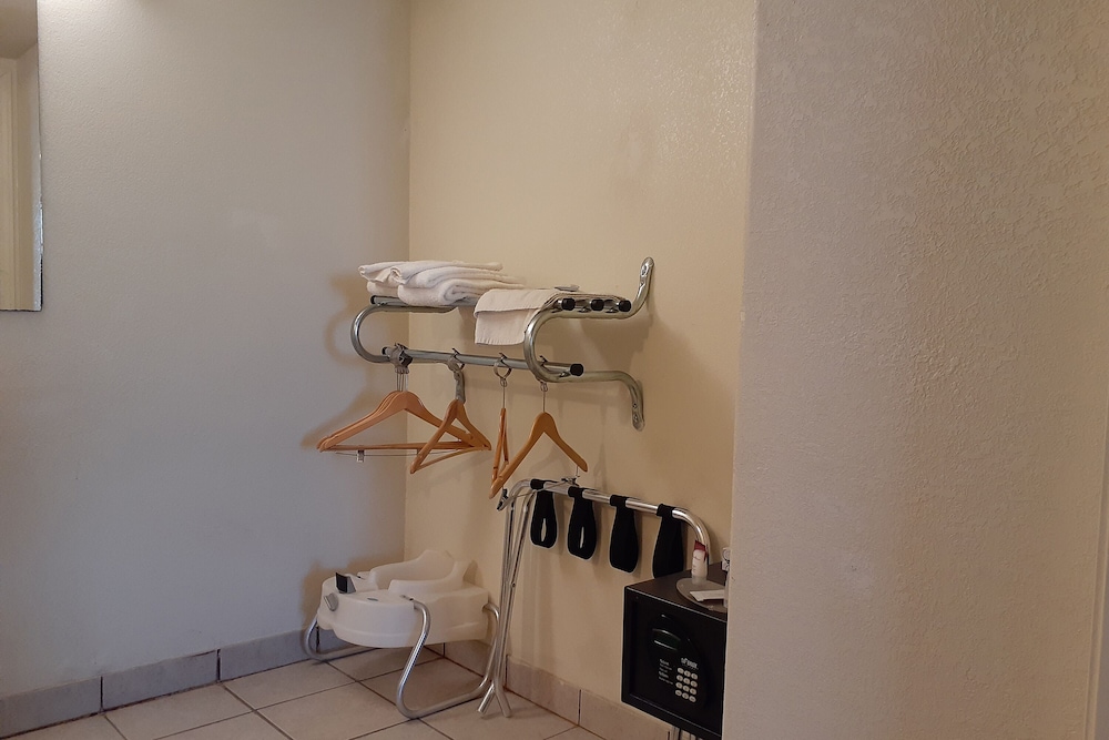 Howard Johnson Inn Salina Kansas - photo 24