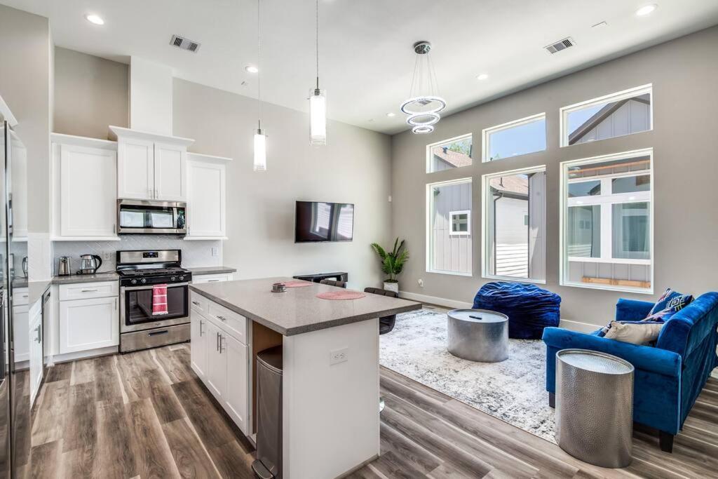 Upscale 2 Story Home by the Galleria — 4-Star Luxury Hotel in Houston, United States