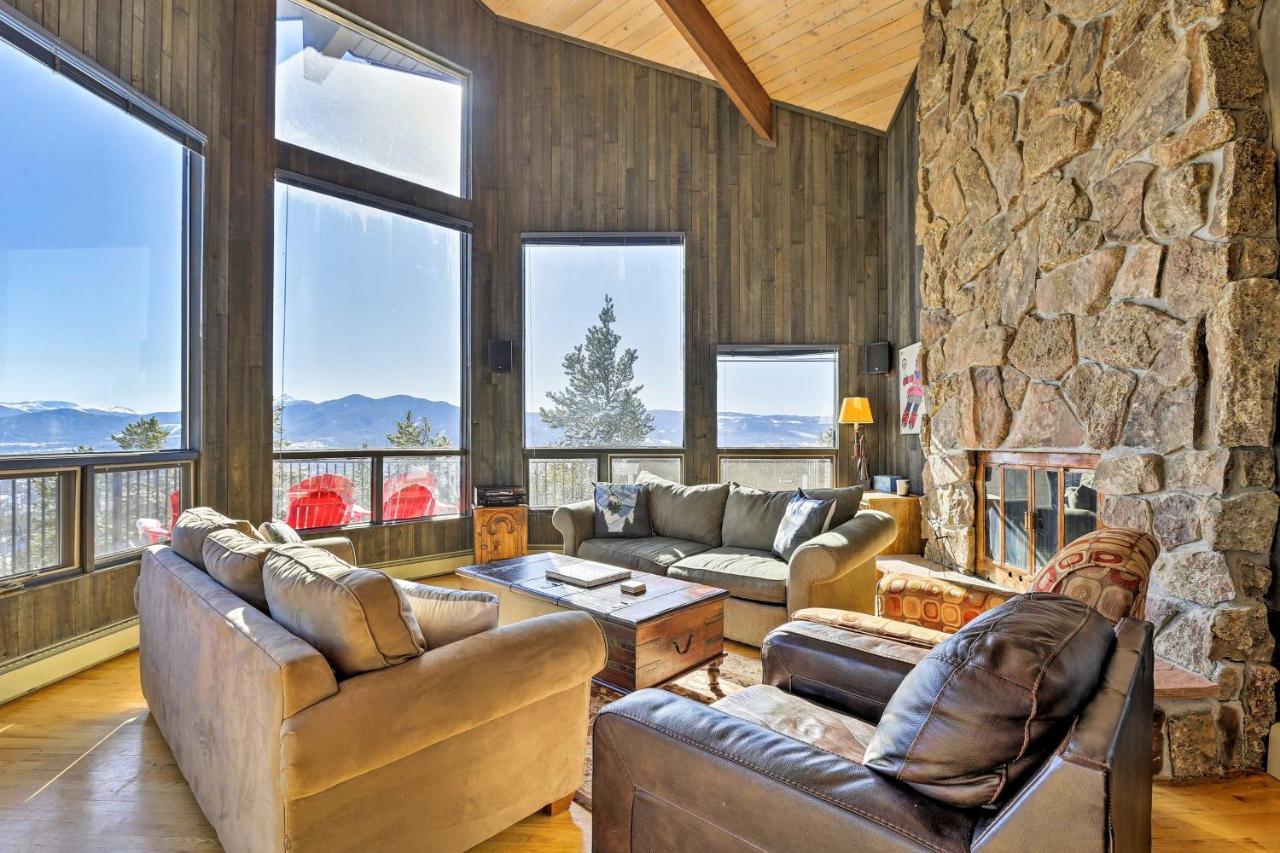 Panoramic Mountain View Retreat with Hot Tub and Deck in Granby, United States