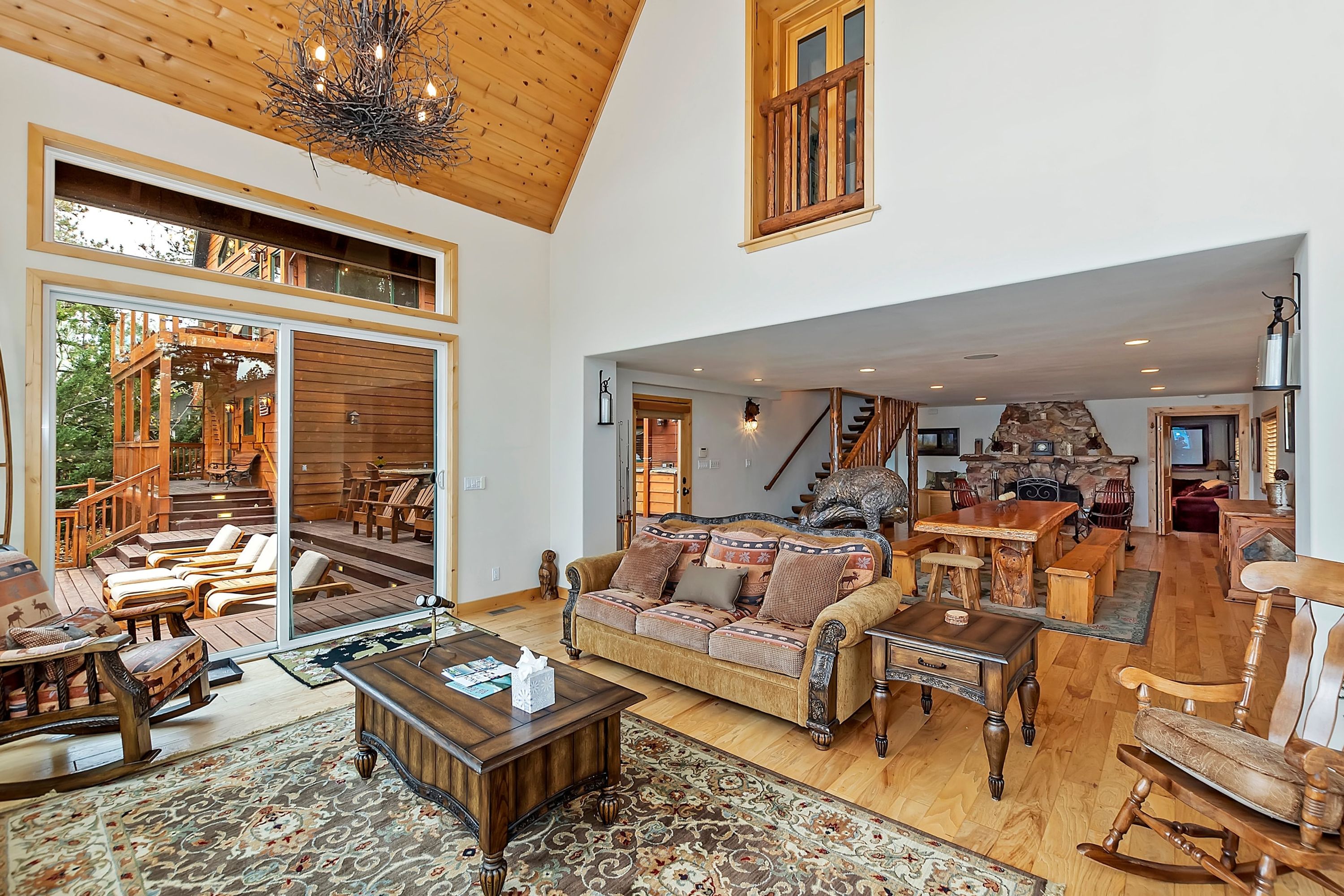 Lagunita Shores by Avantstay Beautiful Lakefront Mansion w Hot Tub & BBQ - photo 10