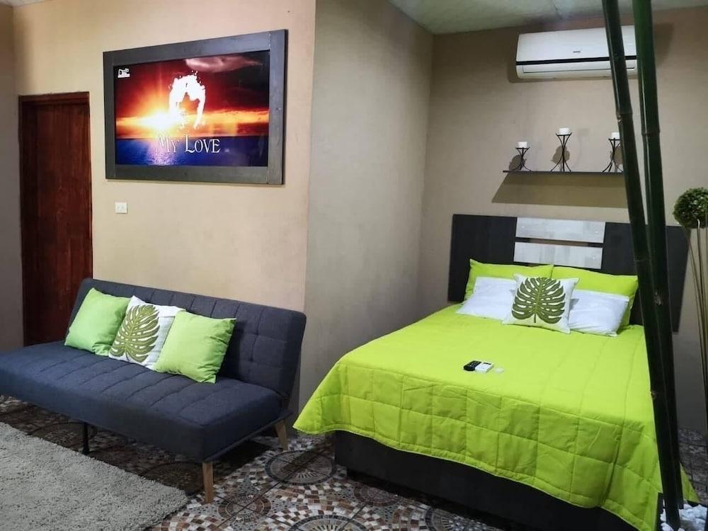 Hotel La Iguana Dorada — Unknown City