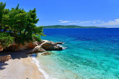 Apartments Petrovac — 4-Star Luxury Hotel in Jelsa, Croatia