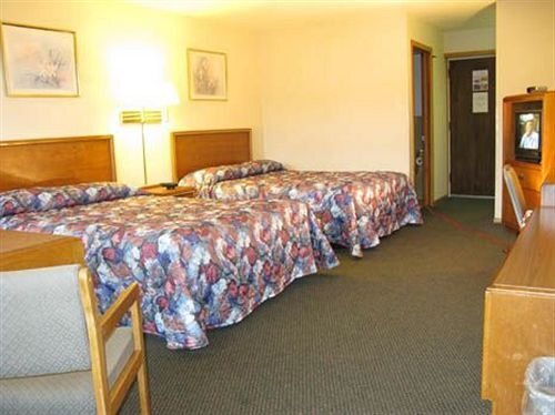 Mayflower Motel and Suites - photo 3