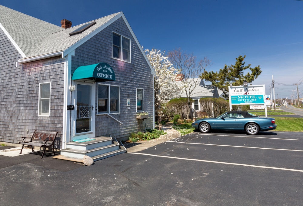 East Harbour Motel and Cottages - photo 41