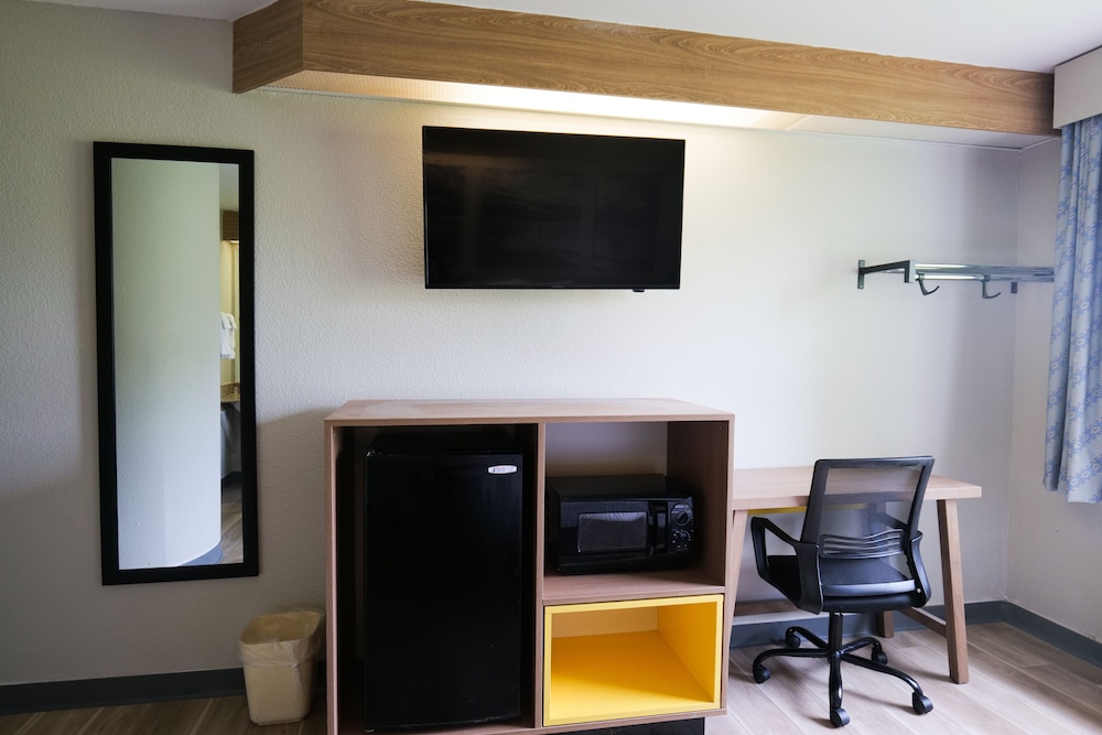 Days Inn by Wyndham Flint Bishop International Airport - photo 19