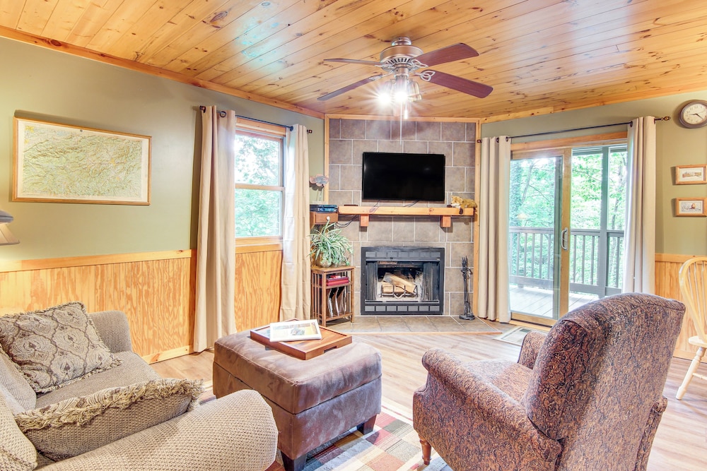 Fox Den with Hot Tub 22 Mi to Cataloochee Skiing — 4-Star Luxury Hotel in Whittier, United States